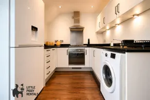 Modern Balcony Flat | Parking, Quiet, Fast Wi-Fi - Image 5