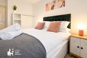 Modern Balcony Flat | Parking, Quiet, Fast Wi-Fi - Image 4