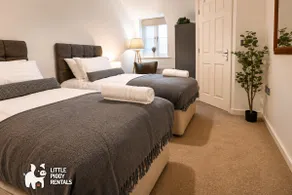 Modern Balcony Flat | Parking, Quiet, Fast Wi-Fi - Image 3