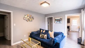 Cozy & Charming Uptown Stay - Image 2