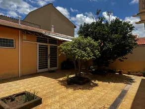Refúgio nos Fundos: Great location with a garage. - Image 4