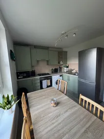 Free parking Central Spacious 2 bath Home - Image 3