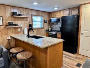 Cameron's ”Cabana” 2BR,1Bath,pets ok 4 guests 3 TV - Image 2