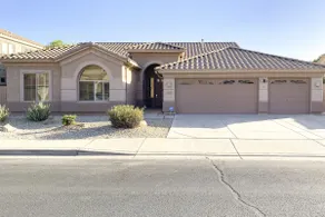 4BR desert home with game tables & office - Image 4