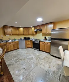 Spacious and Updated 2 Bedroom Apartment, 1350 sqf - Image 5