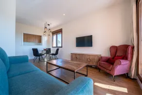 Modern 2-bedroom apartment with best golf views & pool - Image 5
