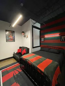 Black house stays sleeps 8 plus 2 kid bed - Image 5