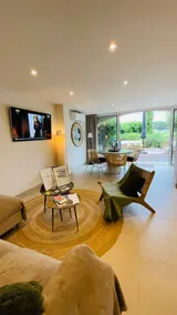 Luxury beachfront/poolside apartment, refurbished, sleeps 5 - Image 2