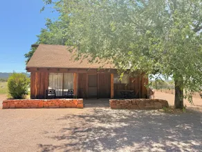 Cozy 2-bedroom guest cabin. 5 minutes from Gunsite - Image 2