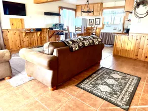 Cozy 2-bedroom guest cabin. 5 minutes from Gunsite - Image 4