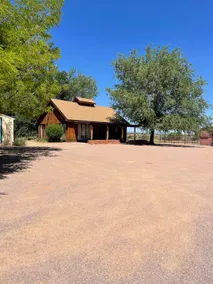 Cozy 2-bedroom guest cabin. 5 minutes from Gunsite - Image 3