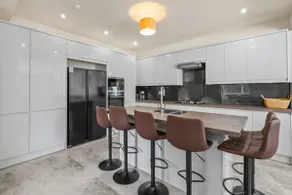 Stylish 4BR Executive Home/Huge Kitchen/Sleeps7 - Image 4