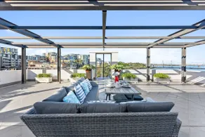 Waterfront Penthouse nr Olympic Park /Free Parking - Image 4