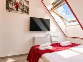 10 Min Walk to Hauptbahnhof, Room w/ AC, TV, WIFI - Image 3