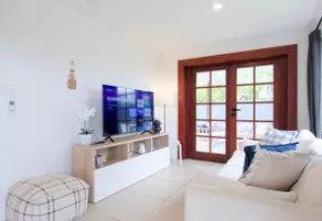 Cozy Pet-Friendly Villa | Steps to Beaches & Cafés - Image 2