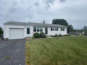 Mid-Island Retreat: Home close to Newport - Image 3