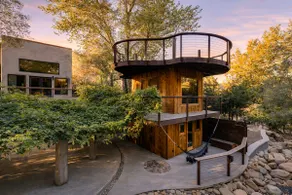 Design-Forward Riverfront Villa near Sequoia - Image 5