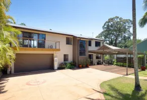 Incredible Lakeview Home in Morisset Pets Welcome - Image 3