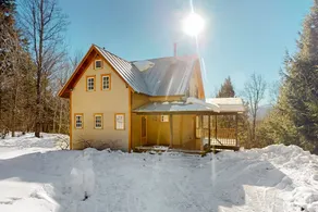 2BR artfully designed mtn home near outdoor rec - Image 4