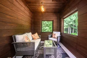 Family Cottage-Hot Tub & Sauna-2 Min walk to Lake - Image 4