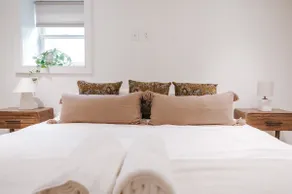 Cozy King BR | Walk to beach | Close to downtown - Image 3
