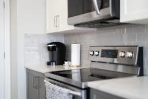 Modern Family Retreat Near Airport with A/C - Image 5