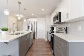 Modern Family Retreat Near Airport with A/C - Image 4