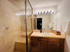 Modern Taos retreat with private steam shower - Image 3