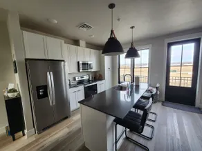 Four Seasons Luxury Loft - Image 2