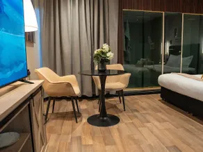 Apartment with luxurious bedroom and bathtub - Image 3