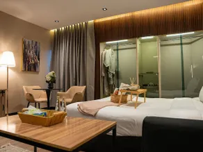 Apartment with luxurious bedroom and bathtub - Image 5