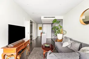 Luxury living on the yarra - Image 2