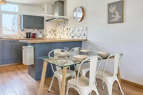Bright apartment in hypercenter with parking - Image 5