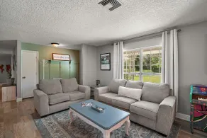 Beautiful lake house w/pool. - Image 2