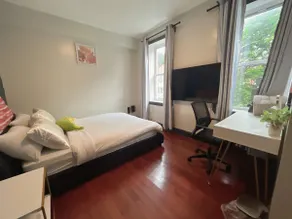 Cozy 2-Bedroom Apartment in Downtown | 10 Minutes to the Airport | 7 Minutes to Wells Fargo | Fully Equipped Kitchen | Convenient Transportation - Image 5
