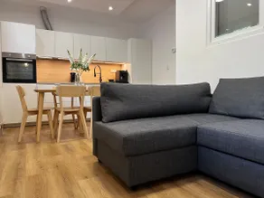 6BR • Sleeps 14 • 2 Parking • Balcony • Near Shops - Image 2