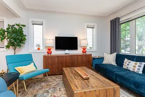 Walk to Whyte Ave |9 beds| Central A/C | sleeps 15 - Image 4