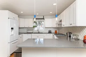 Walk to Whyte Ave |9 beds| Central A/C | sleeps 15 - Image 2