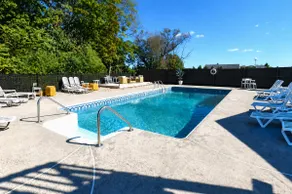 Luxury New Haven Stay • Pool, Gym & Cinema Room - Image 3