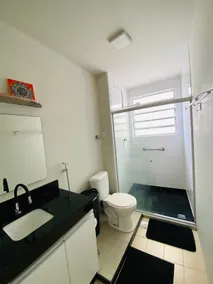 Newly renovated, two blocks from the beach. Central! - Image 5