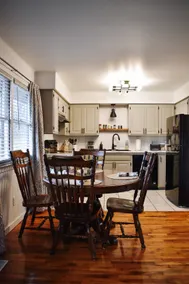Stylish 3-bed2-bath stay with kitchen & coffee bar - Image 3