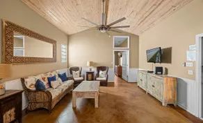 Bay Resort Pirate, Island Getaway, Parking Boat, Coastal Beach Cottage - Image 3