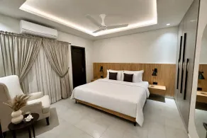 BlueOak Residences | Bathtub | Central | Gym - Image 2