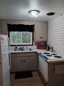 Charming 1-Bedroom Upper Duplex - Image 3