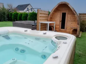 Beautiful villa with spa a stone's throw from the sea - Image 2