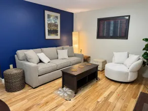 Cozy 1 Bedroom Ground Level Apartment - Image 4