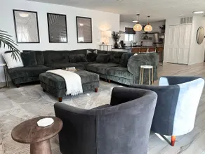 Bright Sunroom, Giant Sectional, 5 Min IU, Parking - Image 2