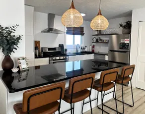 Bright Sunroom, Giant Sectional, 5 Min IU, Parking - Image 3