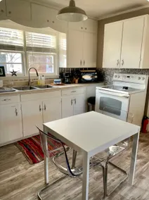 Stylish Family Home & Cottage: Walk to Downtown - Image 3