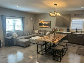 Henderson Guest House: Modern Meets Cozy! - Image 5